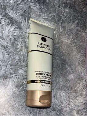 Bath & Body Works hyaluronic acid & Shea butter Hydrating Body Cream